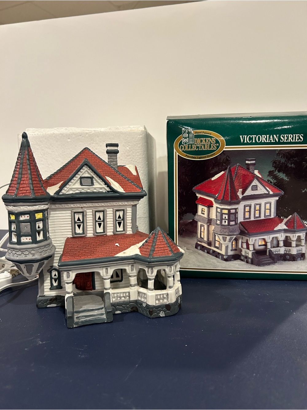 Dickens Collectable Victorian Series Porcelain lighted House Figurine